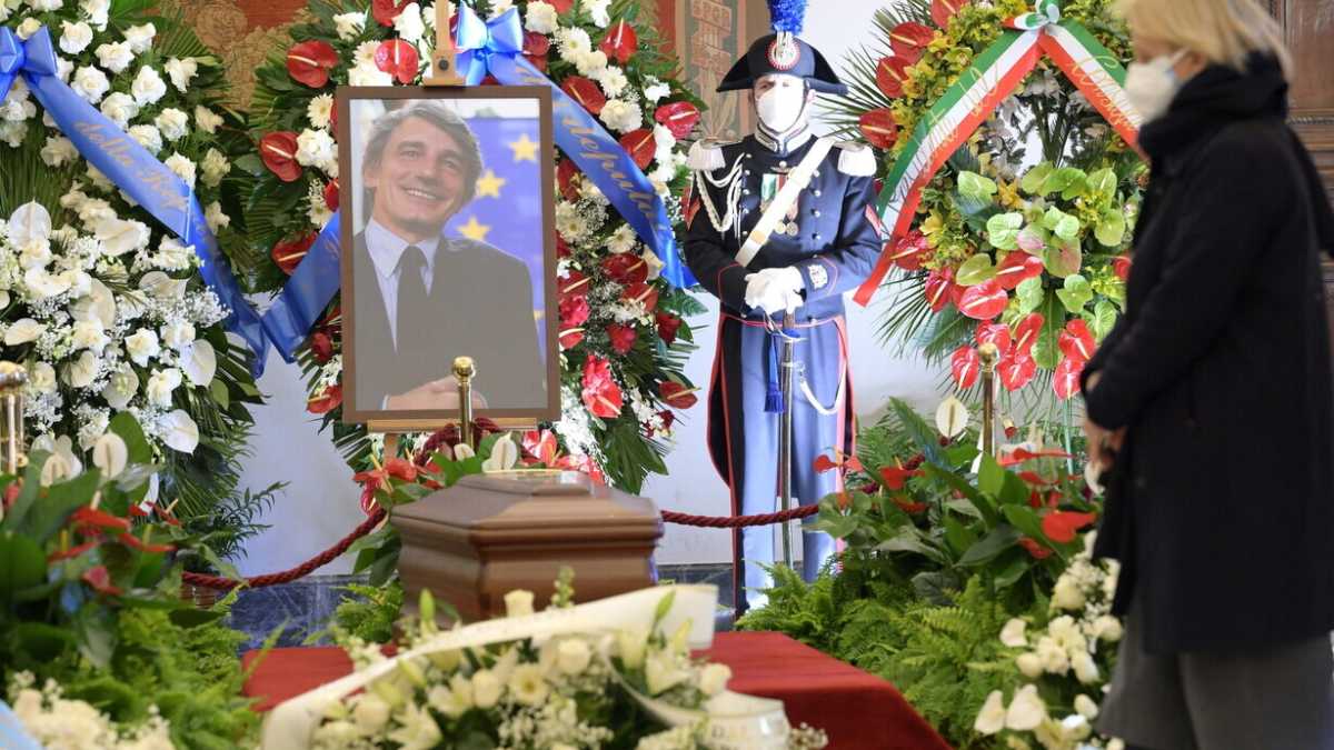 Immagine di Un girotondo commosso abbraccia David Sassoli. Gremita la camera ardente