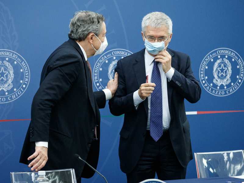 Il premier Mario Draghi e il ministro dell'Economia Daniele Franco (Ansa)