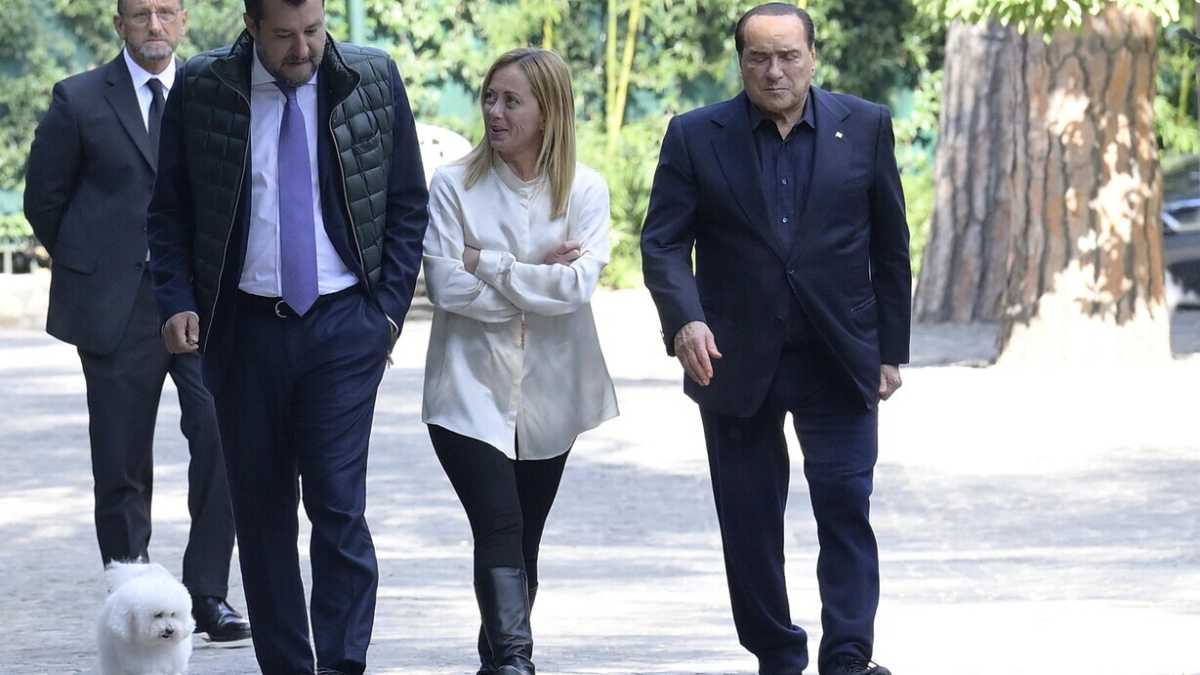 Immagine di Il vertice di centrodestra incorona il Cav. "È la figura adatta per il Quirinale"