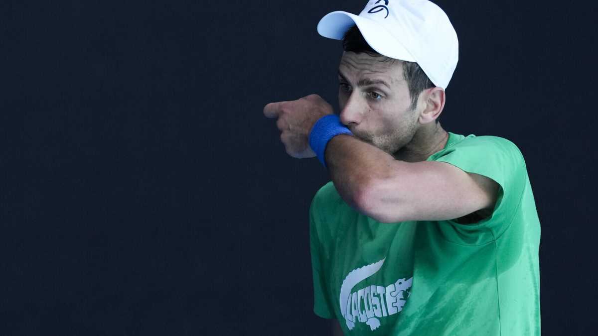 Immagine di Djokovic espulso dall'Australia. Il governo annulla il visto