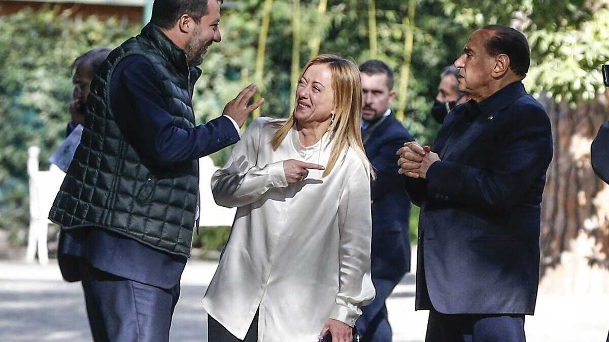 Immagine di Salvini e Meloni candidano Berlusconi al Quirinale, ma a metà. Tra i due è il gioco dei sospetti