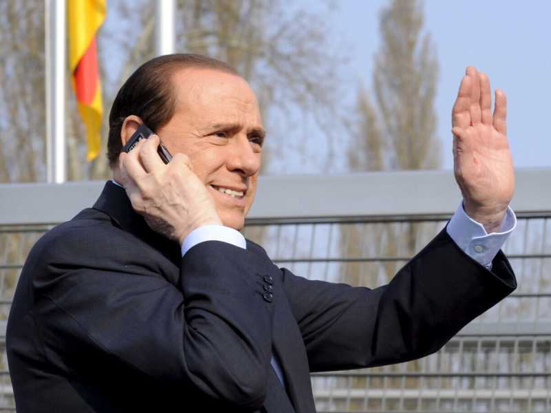 Il telefono è il superpotere di Berlusconi per il Quirinale
