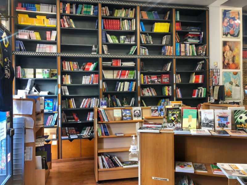 <font style="vertical-align: inherit;"><font style="vertical-align: inherit;">La Libreria dello Sport in via Carducci a Milano vuota gli scaffali. </font><font style="vertical-align: inherit;">A fine mese chiude per sempre</font></font>&nbsp;<br />