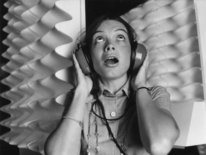 Agosto 1972: Christine Harris indossa delle cuffie al Design Center di Londra (Foto di Peter King/Fox Photos/Getty Images)&nbsp;<br />