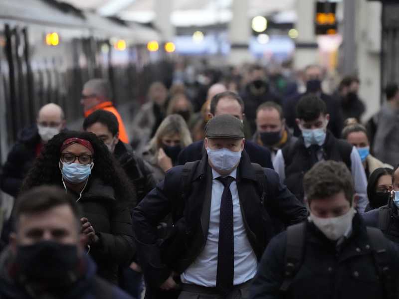 Meno quarantena, ma più tamponi. Lezioni dal Regno Unito