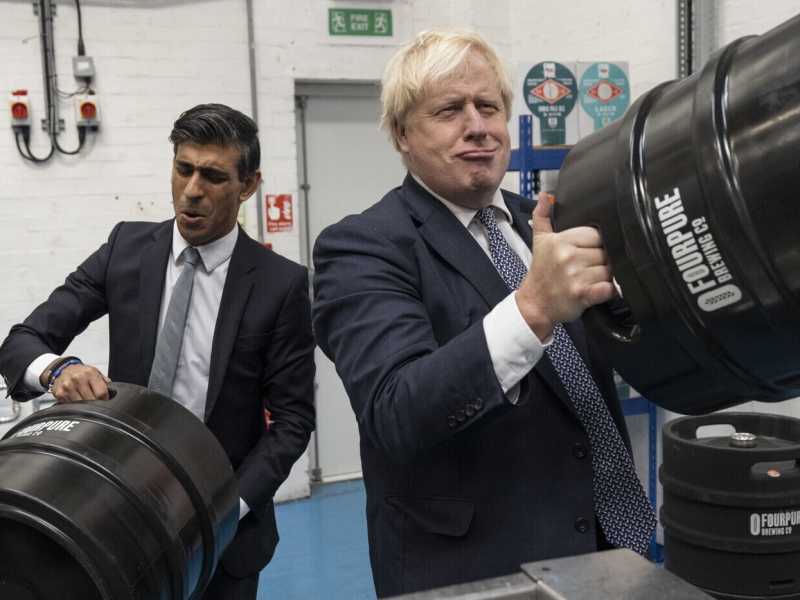 Chissà se BoJo sopravvive alla festa che gli preparano Cummings e Sunak