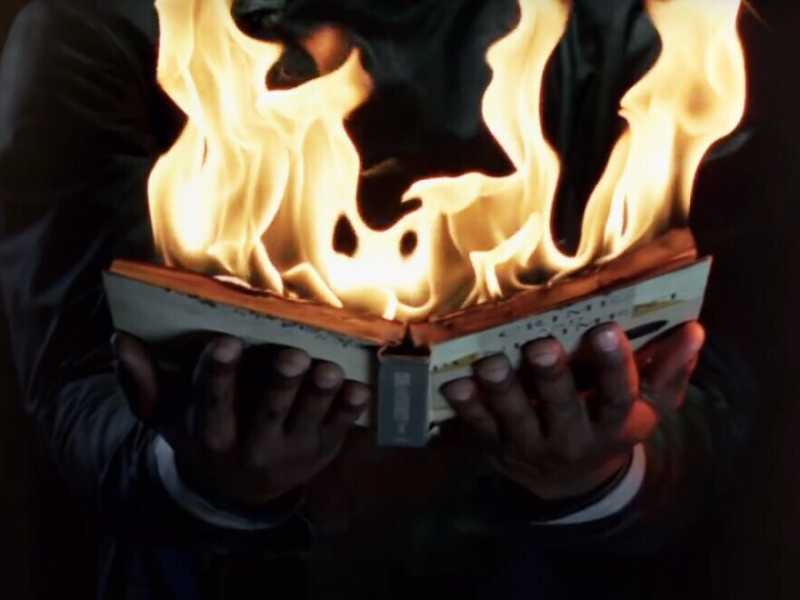  "E lo lasceremo bruciare, bruciare, bruciare, bruciare...". Frame dal trailer HBO di Fahrenheit 451, adattamento del romanzo di Ray Bradbury<br />