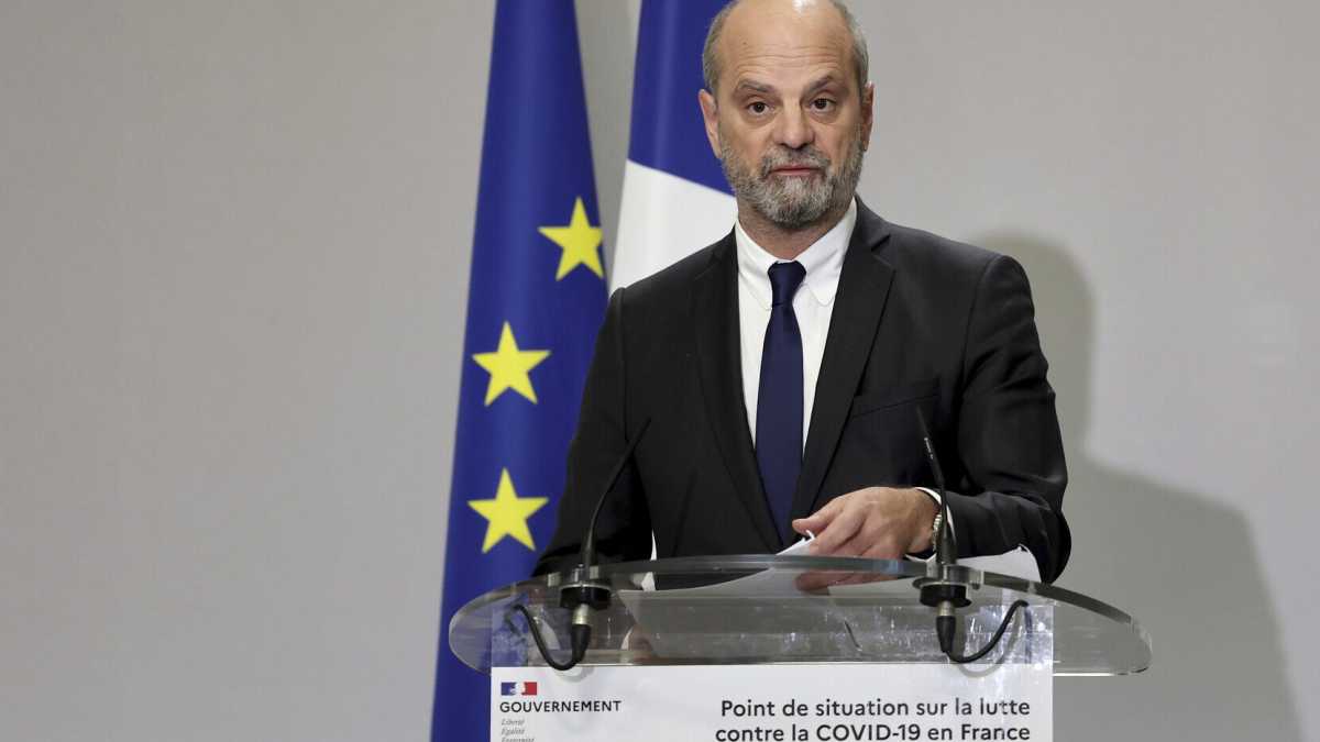 Immagine di Guai per Blanquer, mentre annunciava il protocollo sanitario per le scuole era a Ibiza