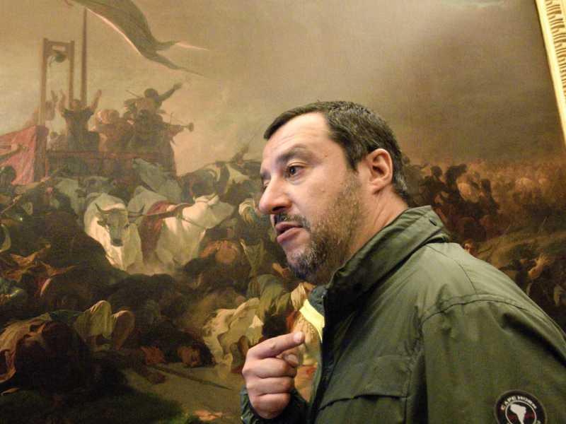 Matteo Salvini davanti al dipinto del Carroccio (LaPresse)&nbsp;