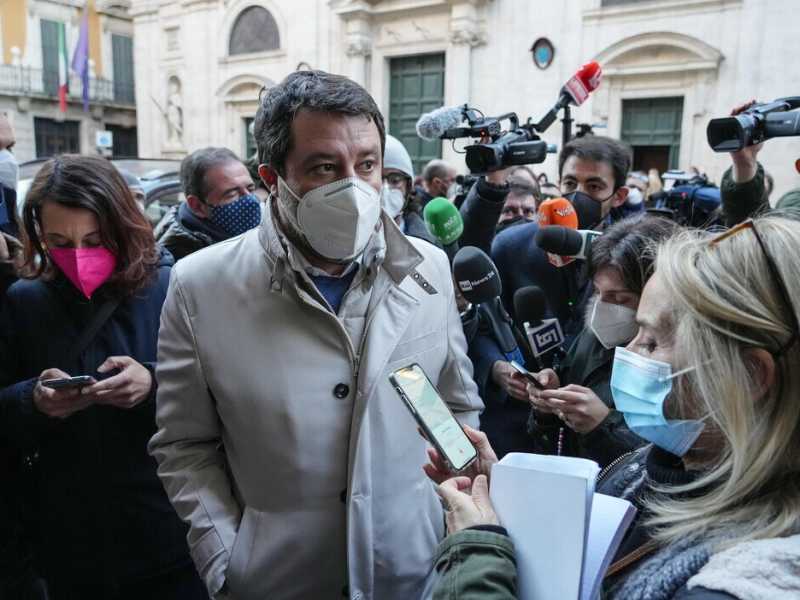 Salvini si è stancato di scommettere sul Cav. e apre un altro forno per il Quirinale