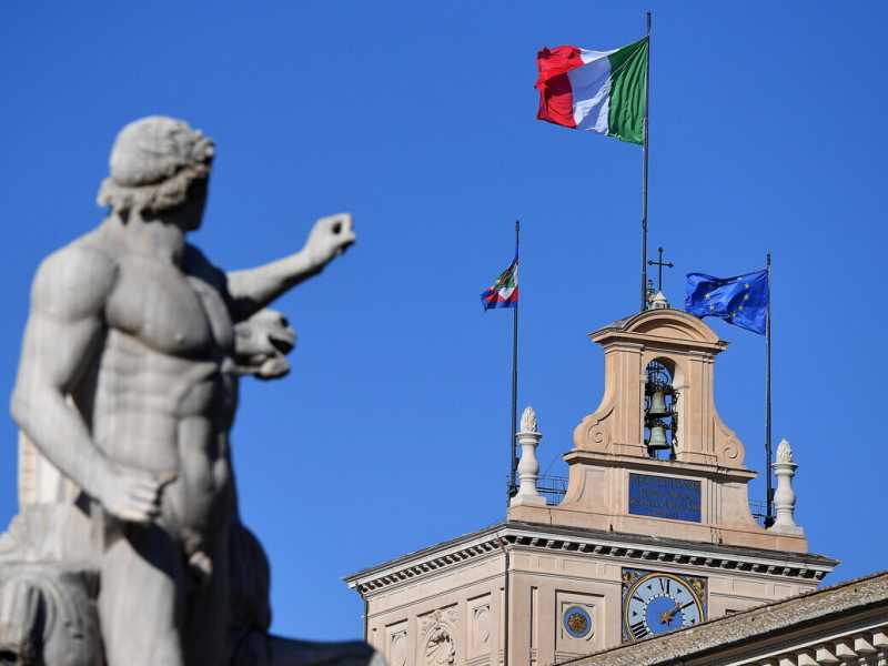 A una settimana dal voto, nel Palazzo si discute di regali e candidati “da non bruciare”