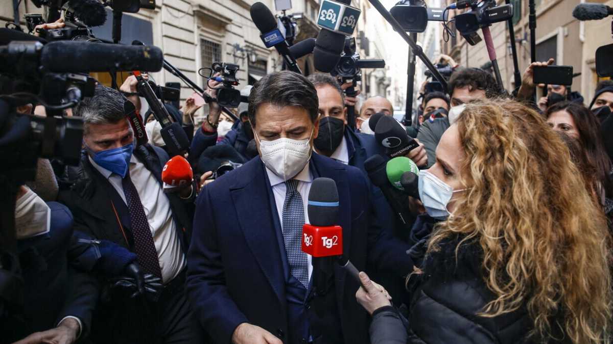 Immagine di Conte tra due fuochi. Lo splendido discorso di Macron all'Ue