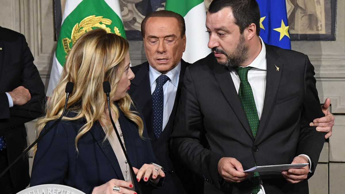 Immagine di Salvini teme lo scherzetto del Cav., e prova a fermare Draghi