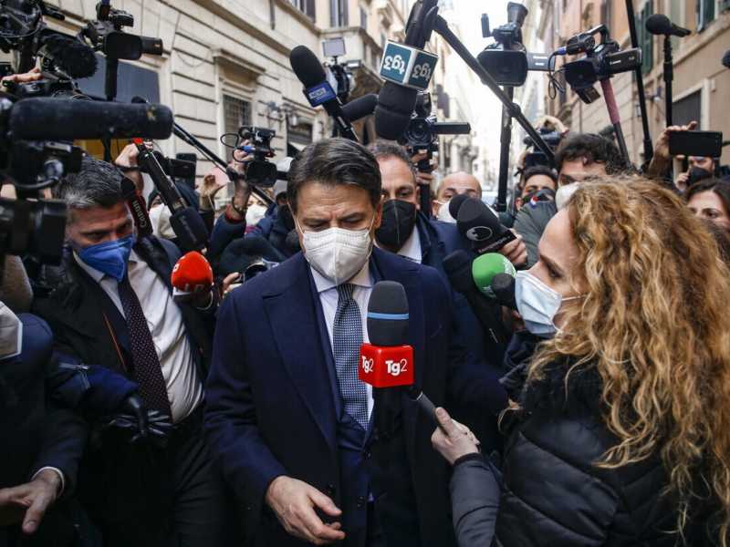 Conte tra due fuochi. Lo splendido discorso di Macron all'Ue