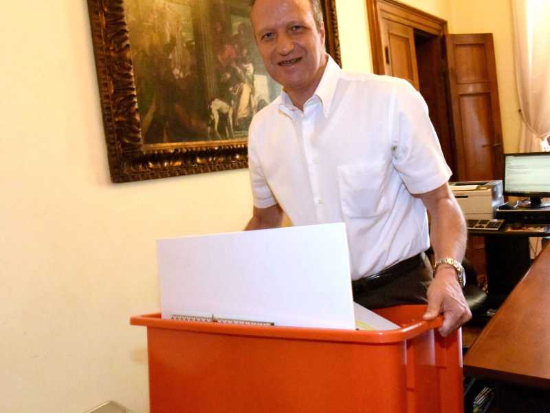 Flavio Tosi ex sindaco di Verona abbandona il suo ufficio dopo la sconfitta elettorale nel 2017 (foto LaPresse)&nbsp;<br />