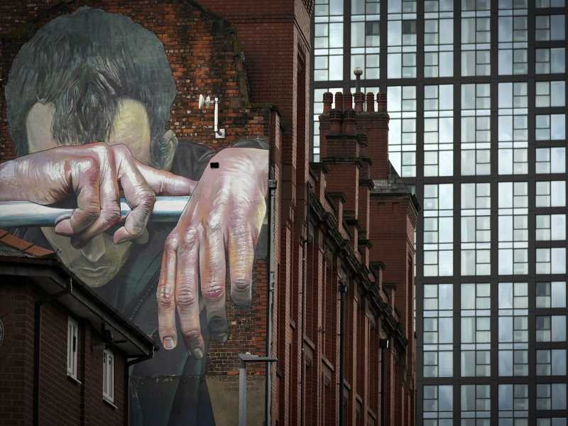 Un murale dell'artista tedesco Case sul tema della salute mentale, nel centro di Manchester, in Inghilterra (foto di Christopher Furlong/Getty Images)&nbsp;<br />