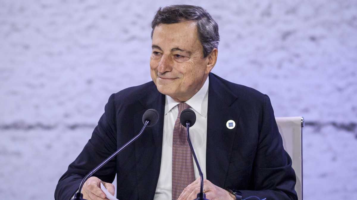 Immagine di Draghi al Colle come simbolo dell'evoluzione della politica italiana