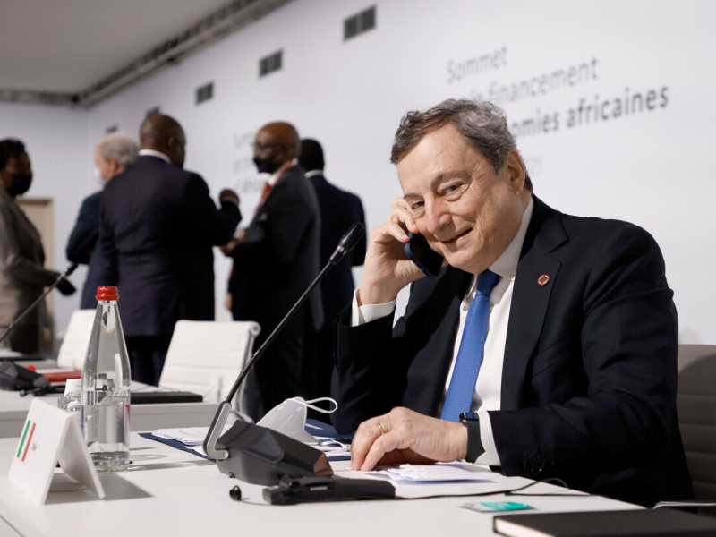 Il telefono di Draghi. Parla con leader e ministri, non vuole farsi bruciare
