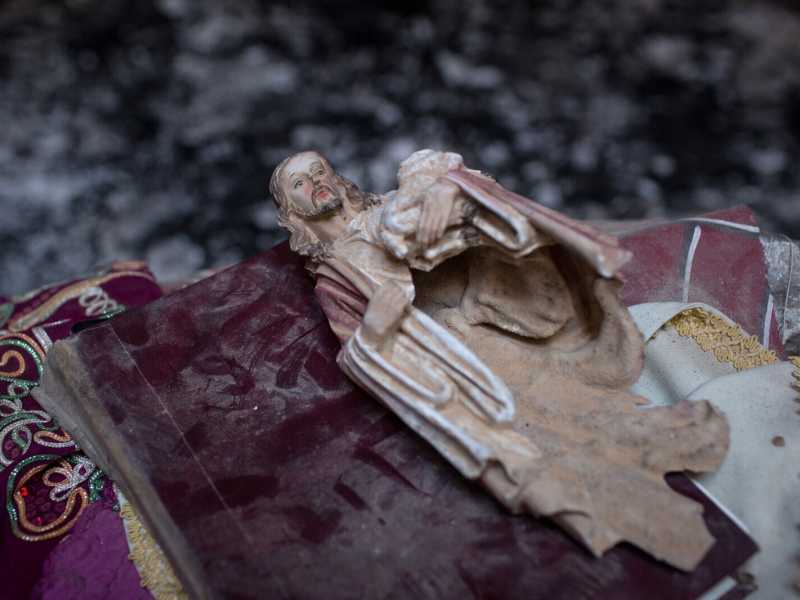 Una statua fracassata di Ges&ugrave; Cristo sull'altare di una chiesa bruciata e distrutta dall'Isis a Qaraqosh, Iraq (Foto di Chris McGrath/Getty Images)&nbsp;<br />