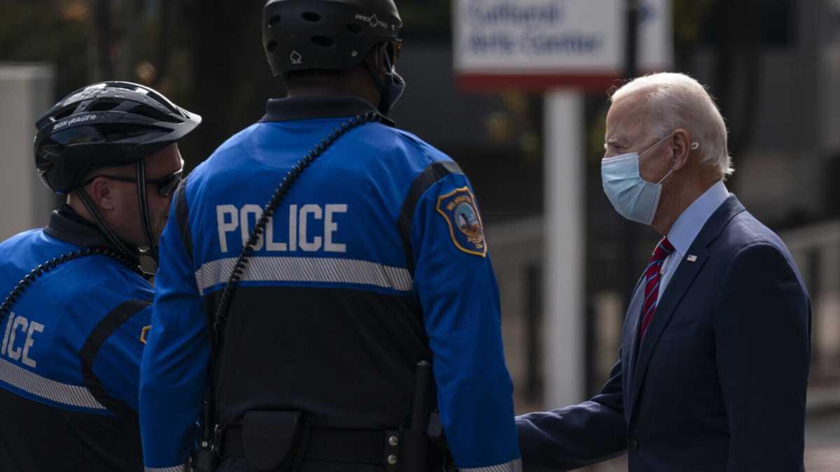 Immagine di La legge bipartisan per finanziare la polizia racconta bene il primo anno di Biden