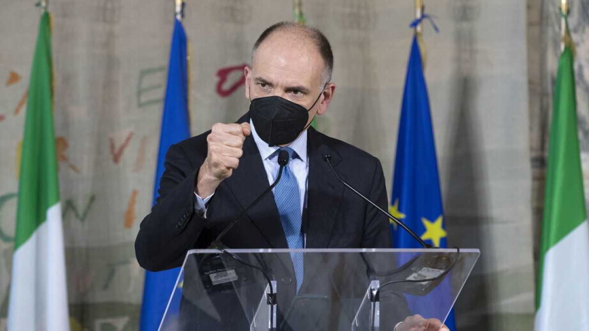 Immagine di Letta scalpita, ma Renzi lo avverte: "Per Draghi al Colle manca un accordo politico"