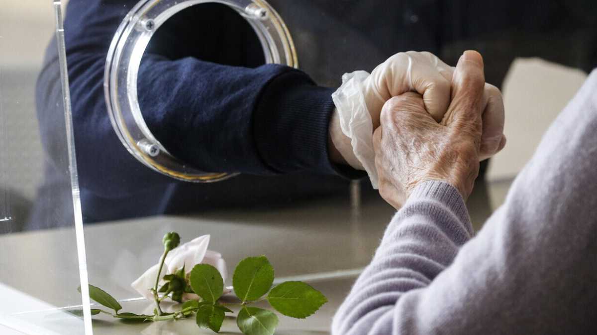 Immagine di Requiem per vecchi che se ne vanno così: dalla finestra, chiedendo scusa