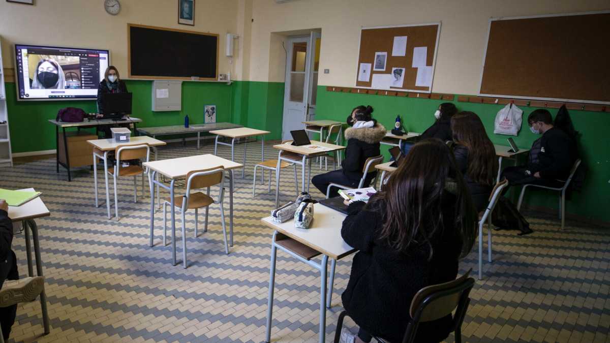 Immagine di Il prof. no vax che eccita gli animi e lo scienziato in fondo un po’ noioso