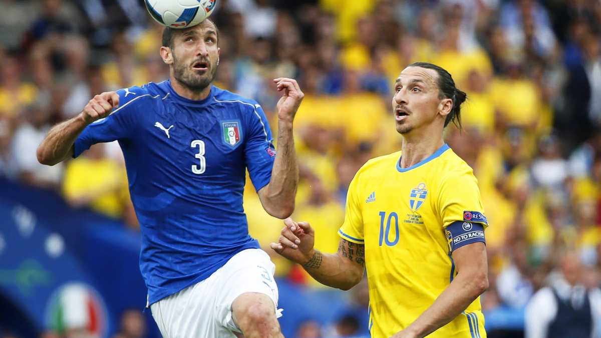 Immagine di Chiellini e Ibrahimovic sospendono il tempo