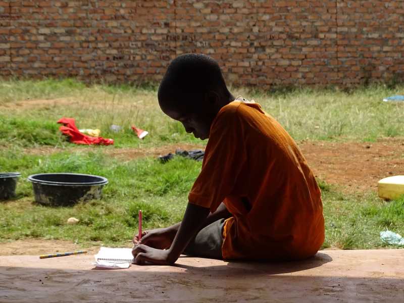 Un bambino in orfanotrofio, nei pressi di Kampala, Uganda (foto Unsplash)