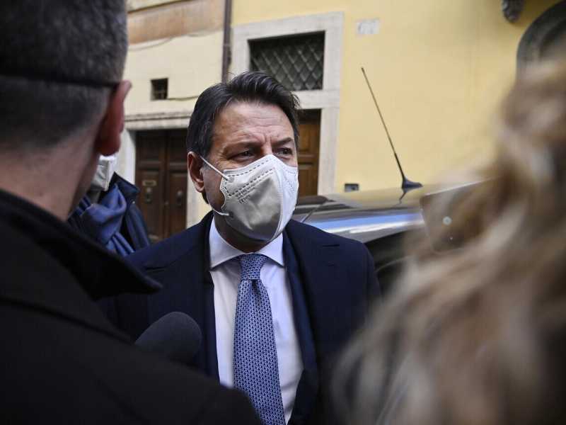 Quirinale, Pd e M5s in ordine sparso: Conte cerca voti per Riccardi, Letta per Draghi