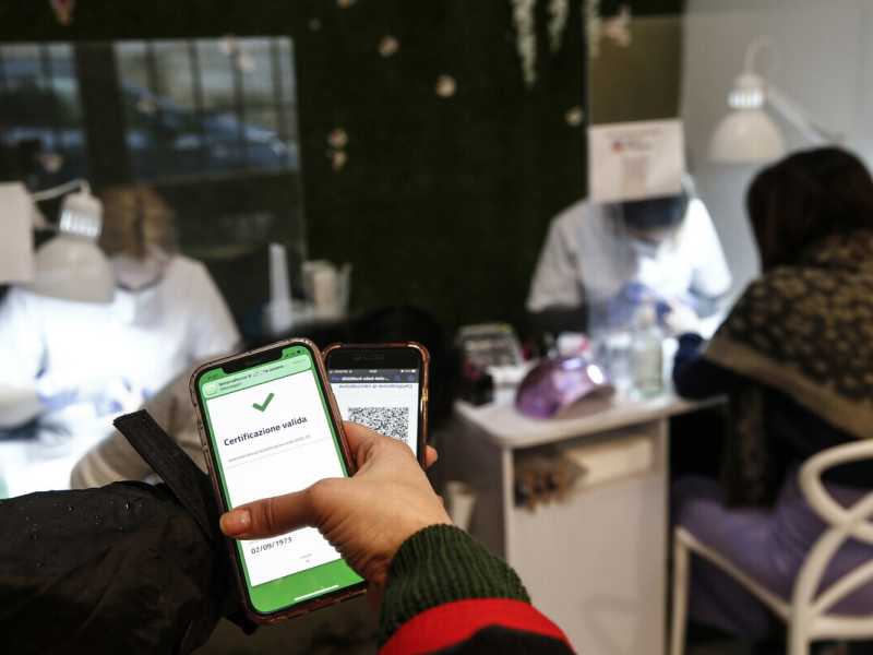 Cinque regioni in zona arancione. L'ipotesi di una proroga del green pass