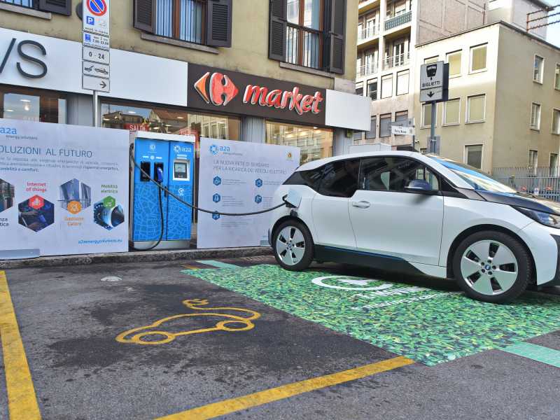 Una colonnina di ricarica per auto elettriche a Bergamo (foto LaPresse)&nbsp;<br />