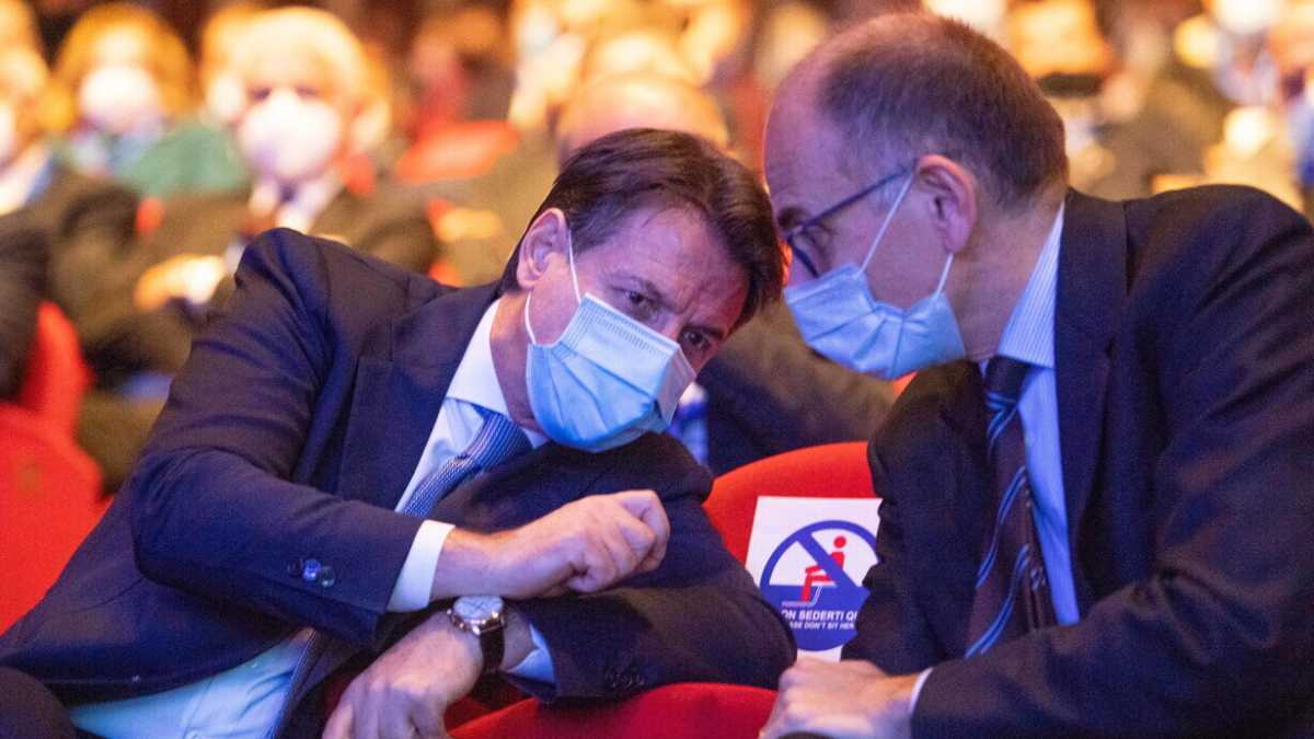 Immagine di Draghi al Colle, Letta: "Se salta, rischio voto". Ma Conte: "Un danno per l'Italia"