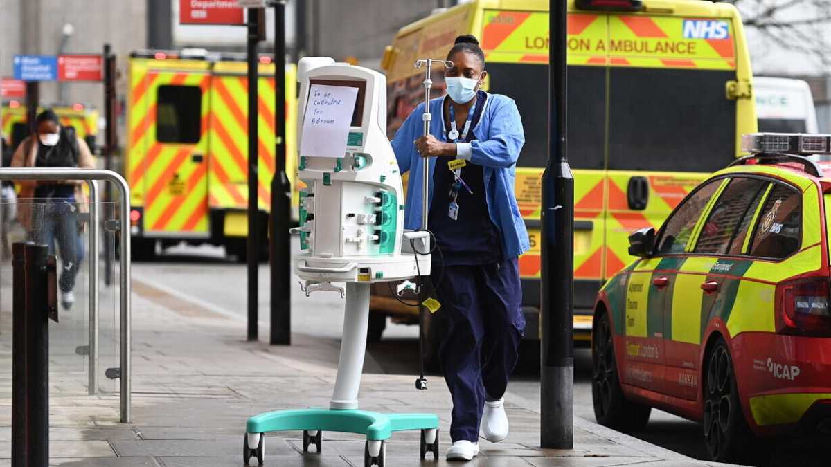 Immagine di Boris Johnson tira dritto sull’obbligo vaccinale per i sanitari