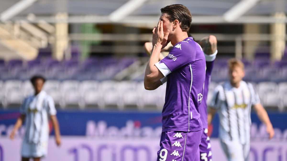 Immagine di Vlahovic verso la Juventus, Firenze viola di rabbia