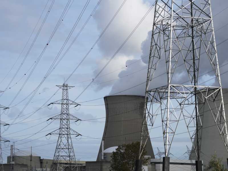 Una centrale nucleare vicino alle linee di servizio a Doel, in Belgio (Foto AP/Virginia Mayo) <br />