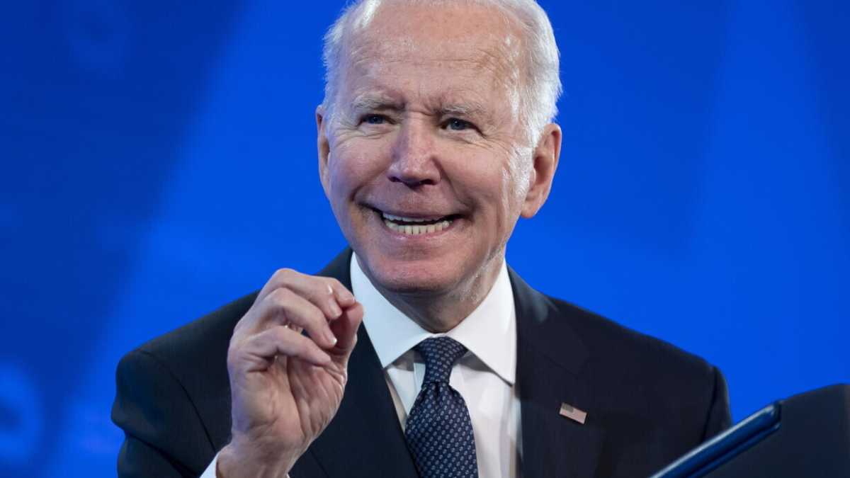Immagine di Joe Biden contro il ragionier Fantozzi