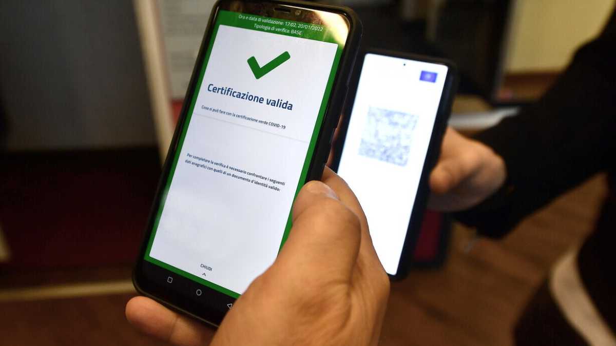 Immagine di Sul green pass il governo deve decidere: estenderlo o sospenderlo?