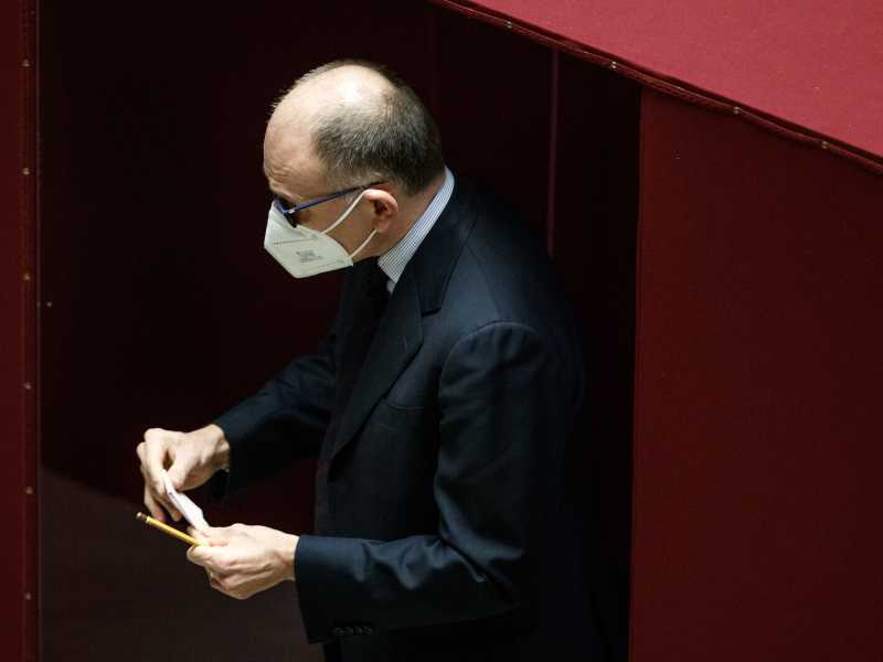 "Venerdì chiudiamo". Letta nel bunker resiste a Casini, sperando nella Meloni
