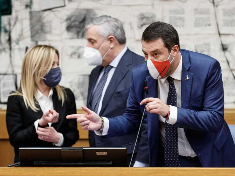 Salvini: "Fidatevi, sulla Casellati arriveranno 60 voti dal M5s". E a Di Maio tornano i conti