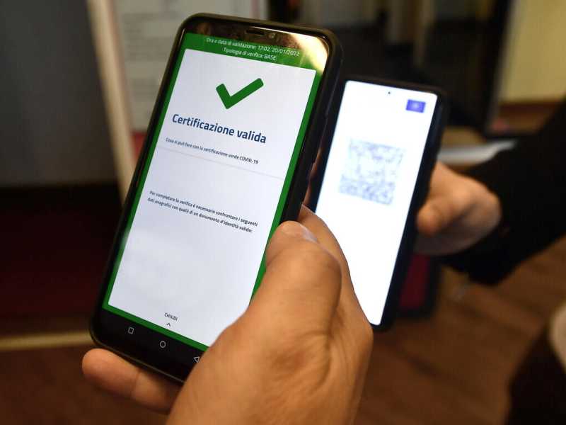 Sul green pass il governo deve decidere: estenderlo o sospenderlo?