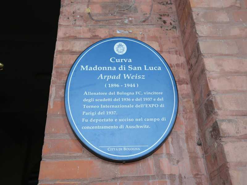 La targa dedicata a Árpád Weisz, allo stadio Dall'Ara di Bologna (foto Ansa)<br />