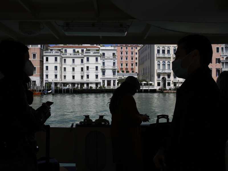 Il super green pass sul vaporetto diventa un caso per i no vax di Venezia