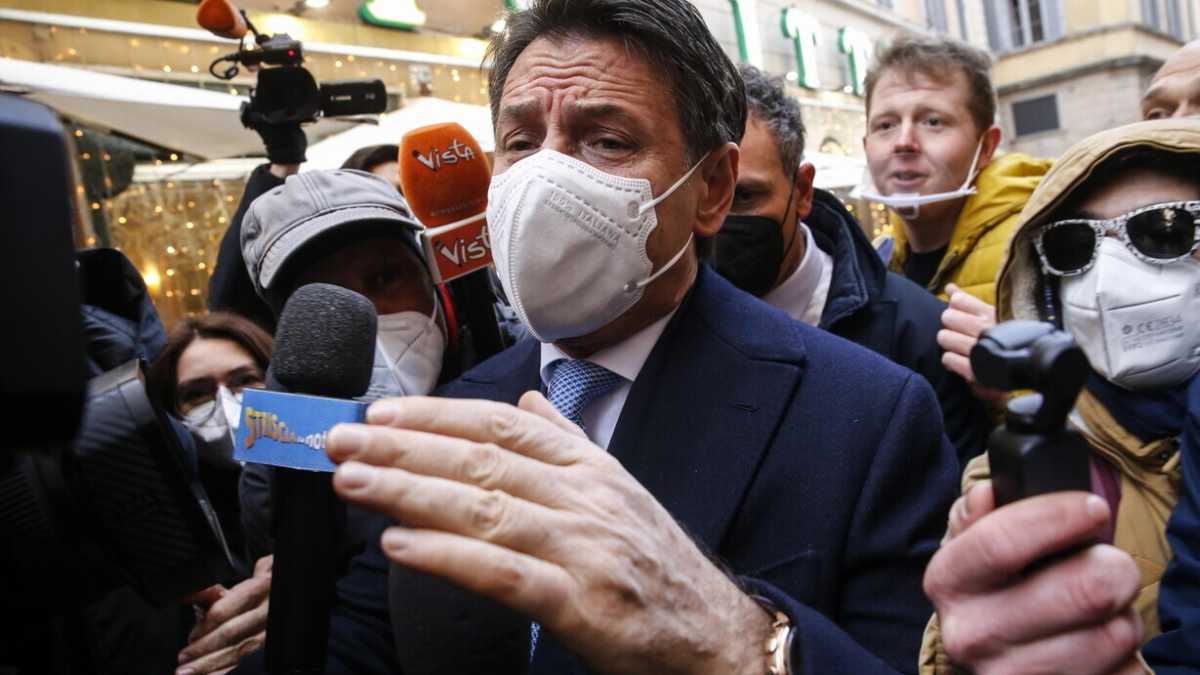 Immagine di La guerra M5s coinvolge Mattarella e la Belloni. Conte sfida Di Maio: "Non gli conviene un congresso"