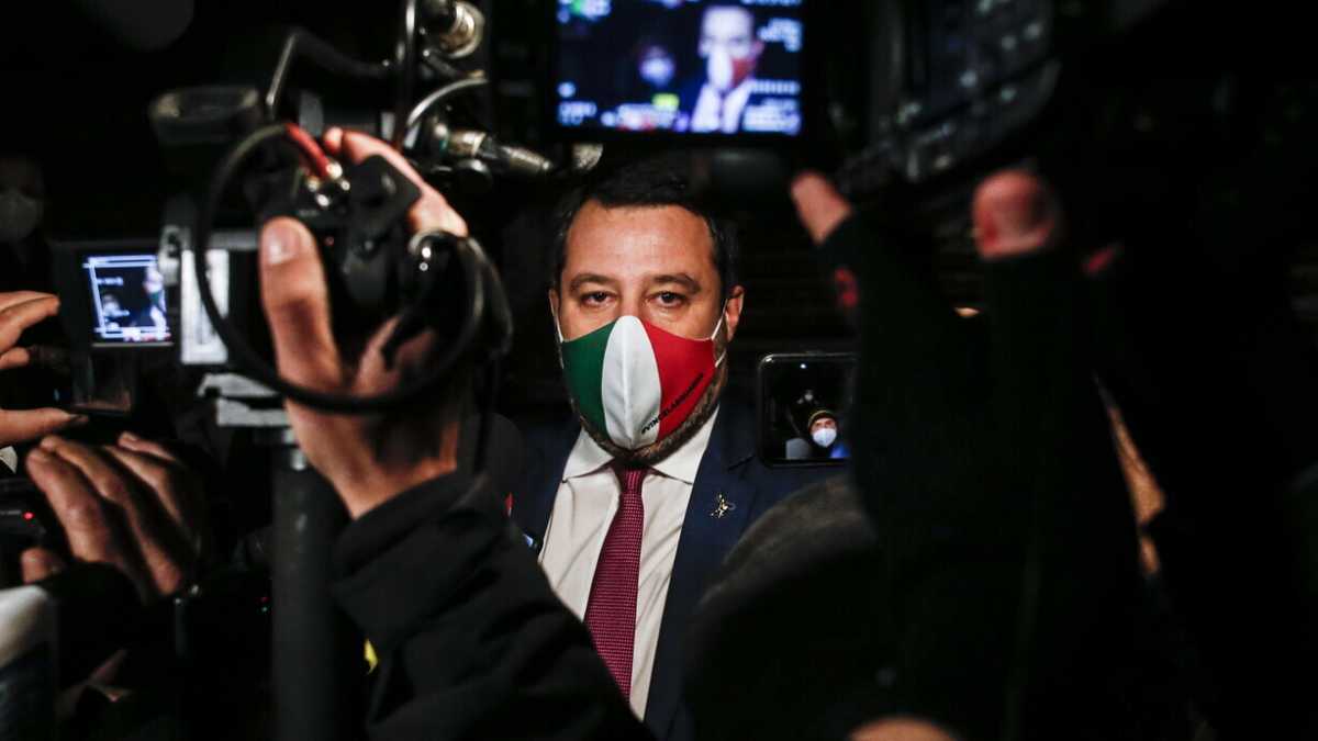 Immagine di Salvini vede Draghi. E dice: "Lavoro per una presidente donna". Si pensa a Belloni: Iv e FI contrari