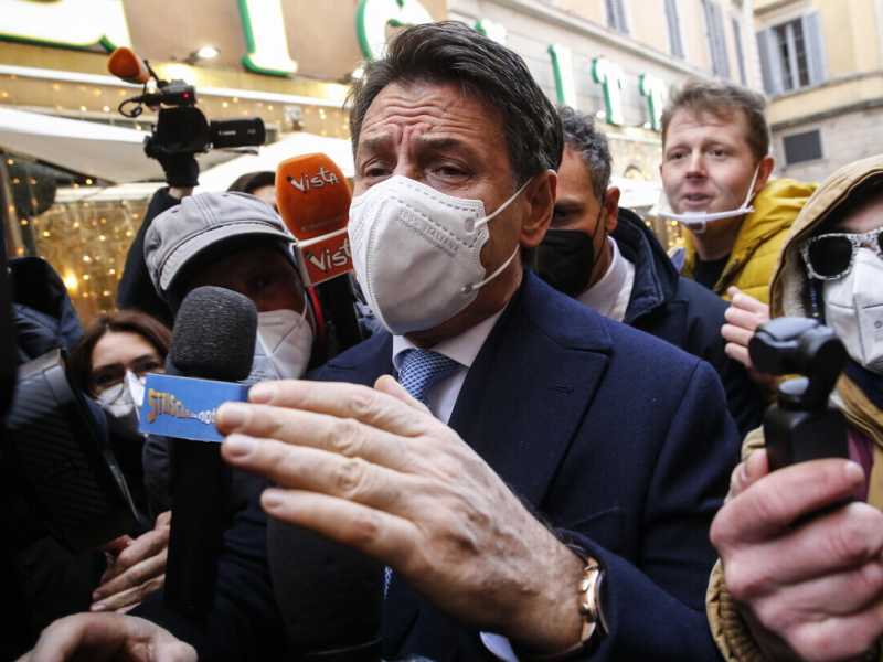 La guerra M5s coinvolge Mattarella e la Belloni. Conte sfida Di Maio: "Non gli conviene un congresso"