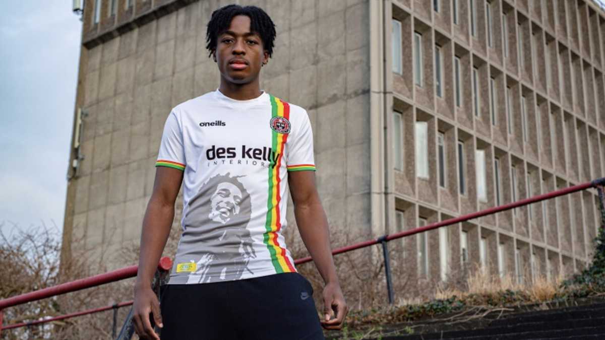 Immagine di La faccia di Bob Marley sulle maglie del Bohemians di Dublino