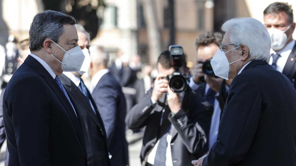 Immagine di Mattarella bis, lo schema: "In caso di crisi e boom dei contagi non si sottrarrebbe"