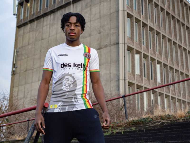 Ecco la maglia da trasferta del Bohemians, il club di Dublino, con il volto di Bob Marley