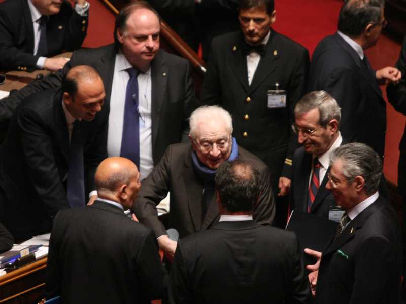 Francesco Cossiga con gli allora ministri Roberto Calderoli e Umberto Bossi nel 2008 (Ansa)&nbsp;<br />